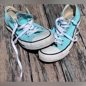 Men’s Converse size 7/Women’s size 9,
